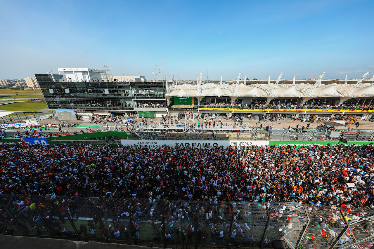 GP SAN PAOLO, Circuit Atmosfera - fans on the circuit at the podium.
14.11.2021. Formula 1 World Championship, Rd 19, Brazilian Grand Prix, Sao Paulo, Brazil, Gara Day.
- www.xpbimages.com, EMail: requests@xpbimages.com © Copyright: XPB Images