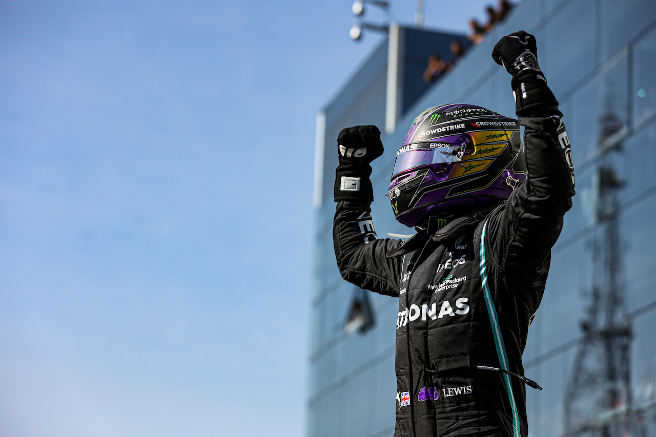GP SAN PAOLO, Gara winner Lewis Hamilton (GBR) Mercedes AMG F1 celebrates in parc ferme.
14.11.2021. Formula 1 World Championship, Rd 19, Brazilian Grand Prix, Sao Paulo, Brazil, Gara Day.
- www.xpbimages.com, EMail: requests@xpbimages.com © Copyright: FIA Pool Image for Editorial Use Only
