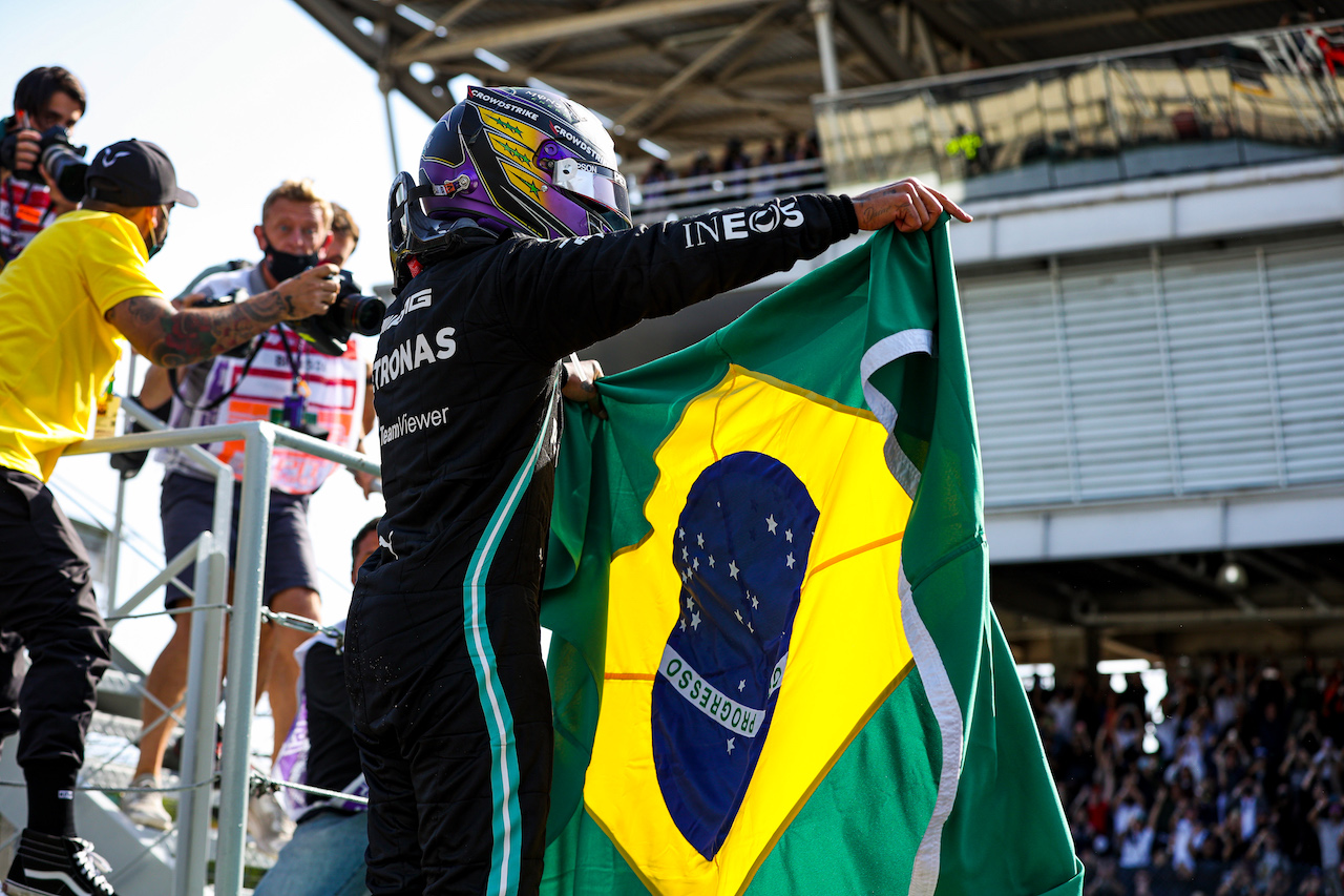 GP SAN PAOLO, Gara winner Lewis Hamilton (GBR) Mercedes AMG F1 celebrates in parc ferme.
14.11.2021. Formula 1 World Championship, Rd 19, Brazilian Grand Prix, Sao Paulo, Brazil, Gara Day.
- www.xpbimages.com, EMail: requests@xpbimages.com © Copyright: FIA Pool Image for Editorial Use Only