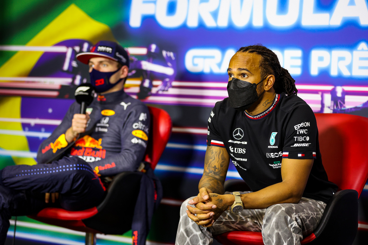 GP SAN PAOLO, Lewis Hamilton (GBR) Mercedes AMG F1 e Max Verstappen (NLD) Red Bull Racing in the post race FIA Press Conference.
14.11.2021. Formula 1 World Championship, Rd 19, Brazilian Grand Prix, Sao Paulo, Brazil, Gara Day.
- www.xpbimages.com, EMail: requests@xpbimages.com © Copyright: FIA Pool Image for Editorial Use Only