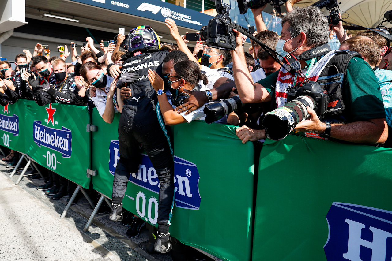 GP SAN PAOLO, Gara winner Lewis Hamilton (GBR) Mercedes AMG F1 celebrates with the team in parc ferme.
14.11.2021. Formula 1 World Championship, Rd 19, Brazilian Grand Prix, Sao Paulo, Brazil, Gara Day.
- www.xpbimages.com, EMail: requests@xpbimages.com © Copyright: FIA Pool Image for Editorial Use Only