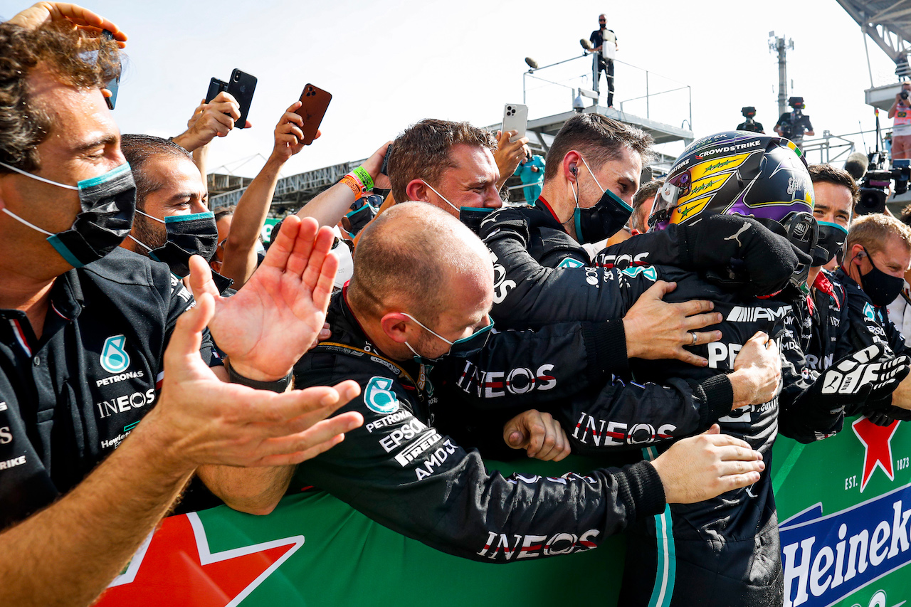GP SAN PAOLO, Gara winner Lewis Hamilton (GBR) Mercedes AMG F1 celebrates with the team in parc ferme.
14.11.2021. Formula 1 World Championship, Rd 19, Brazilian Grand Prix, Sao Paulo, Brazil, Gara Day.
- www.xpbimages.com, EMail: requests@xpbimages.com © Copyright: FIA Pool Image for Editorial Use Only
