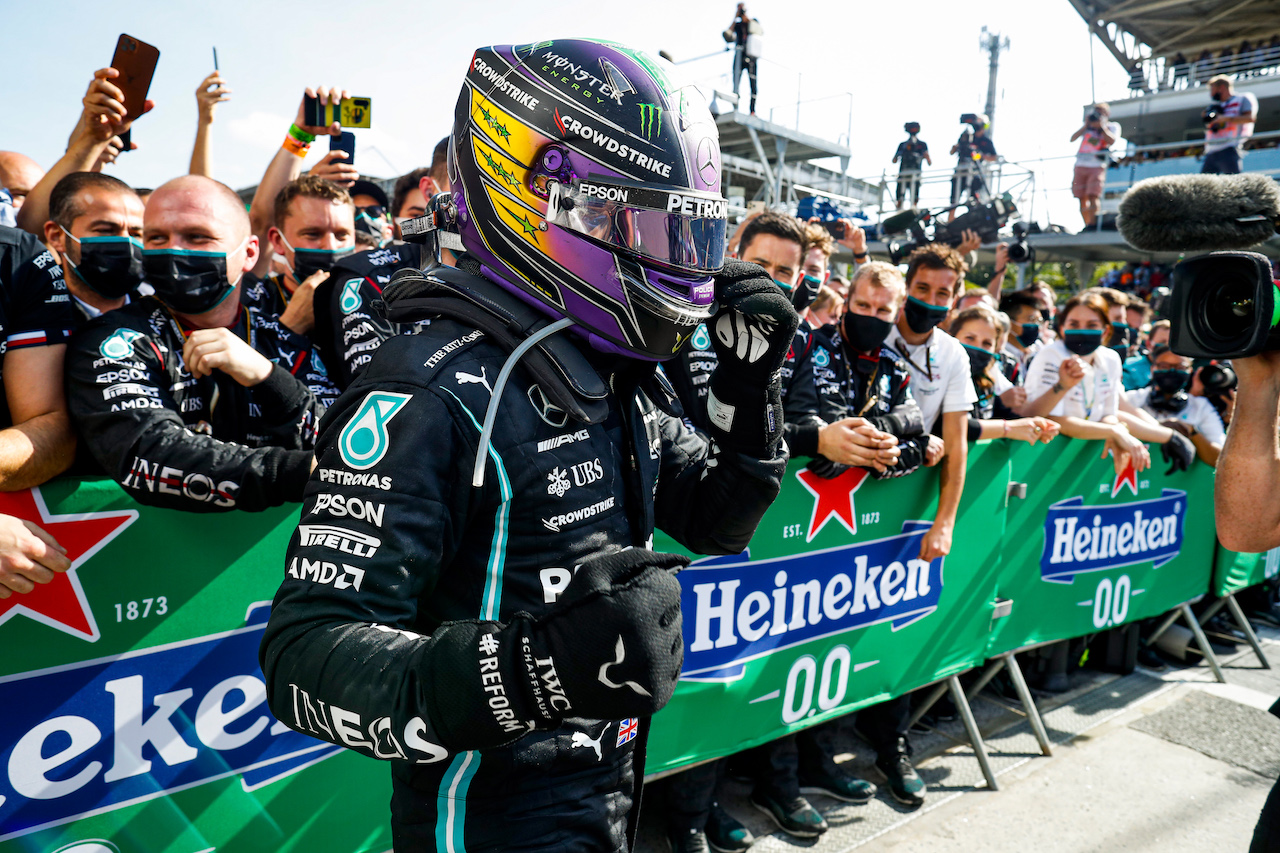 GP SAN PAOLO, Gara winner Lewis Hamilton (GBR) Mercedes AMG F1 celebrates in parc ferme.
14.11.2021. Formula 1 World Championship, Rd 19, Brazilian Grand Prix, Sao Paulo, Brazil, Gara Day.
- www.xpbimages.com, EMail: requests@xpbimages.com © Copyright: FIA Pool Image for Editorial Use Only