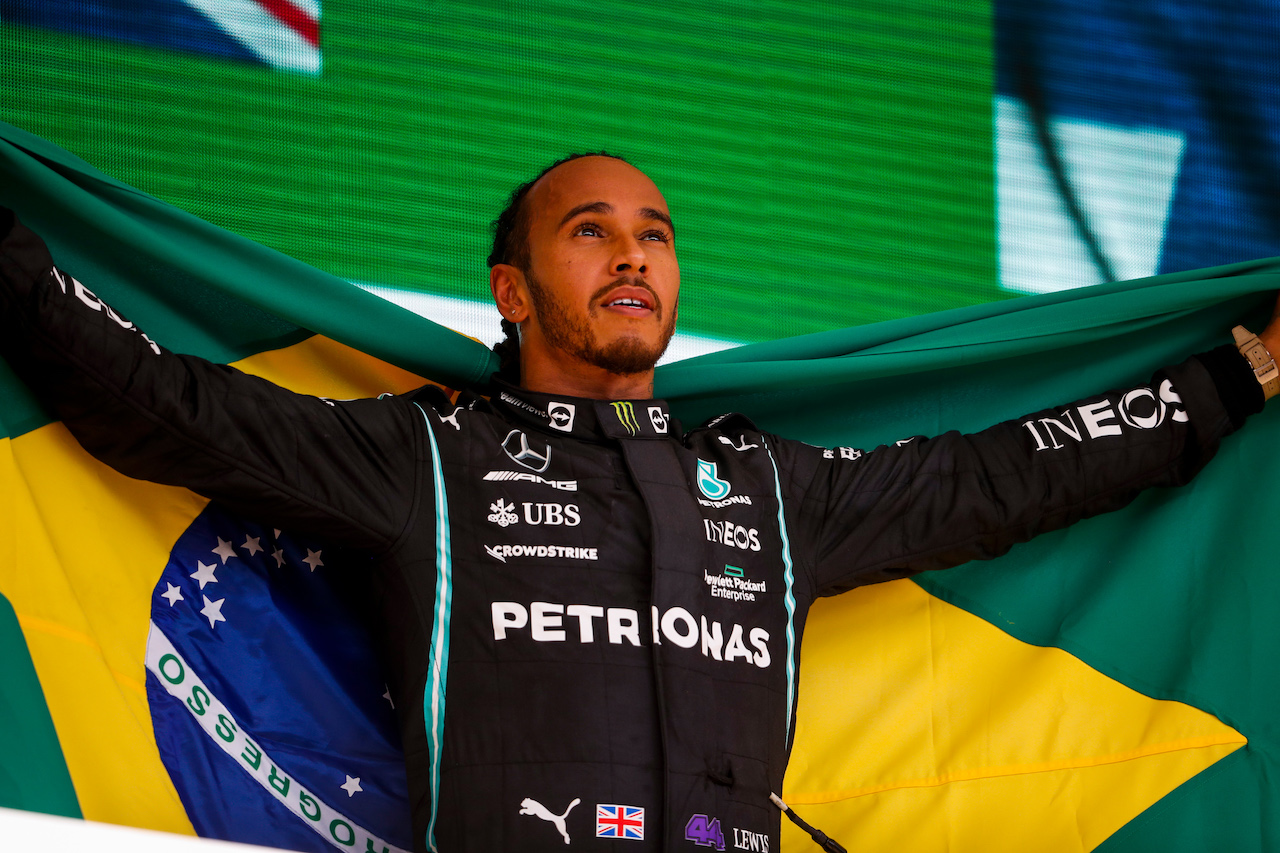 GP SAN PAOLO, Gara winner Lewis Hamilton (GBR) Mercedes AMG F1 celebrates on the podium.
14.11.2021. Formula 1 World Championship, Rd 19, Brazilian Grand Prix, Sao Paulo, Brazil, Gara Day.
- www.xpbimages.com, EMail: requests@xpbimages.com © Copyright: FIA Pool Image for Editorial Use Only