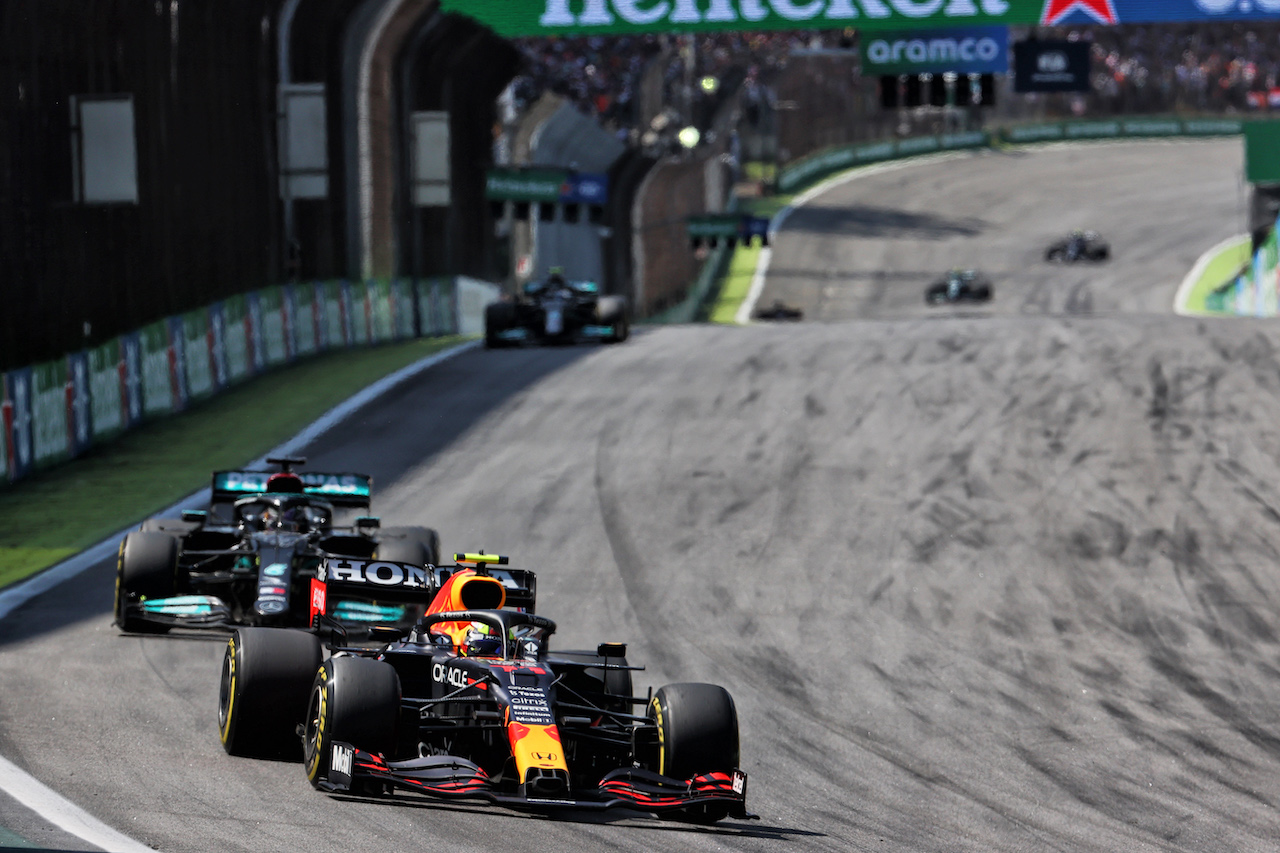 GP SAN PAOLO, Sergio Perez (MEX) Red Bull Racing RB16B.
14.11.2021. Formula 1 World Championship, Rd 19, Brazilian Grand Prix, Sao Paulo, Brazil, Gara Day.
- www.xpbimages.com, EMail: requests@xpbimages.com © Copyright: Batchelor / XPB Images