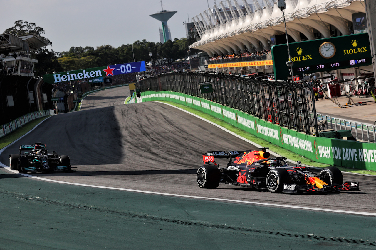GP SAN PAOLO, Max Verstappen (NLD) Red Bull Racing RB16B davanti a Lewis Hamilton (GBR) Mercedes AMG F1 W12.
14.11.2021. Formula 1 World Championship, Rd 19, Brazilian Grand Prix, Sao Paulo, Brazil, Gara Day.
- www.xpbimages.com, EMail: requests@xpbimages.com © Copyright: Batchelor / XPB Images