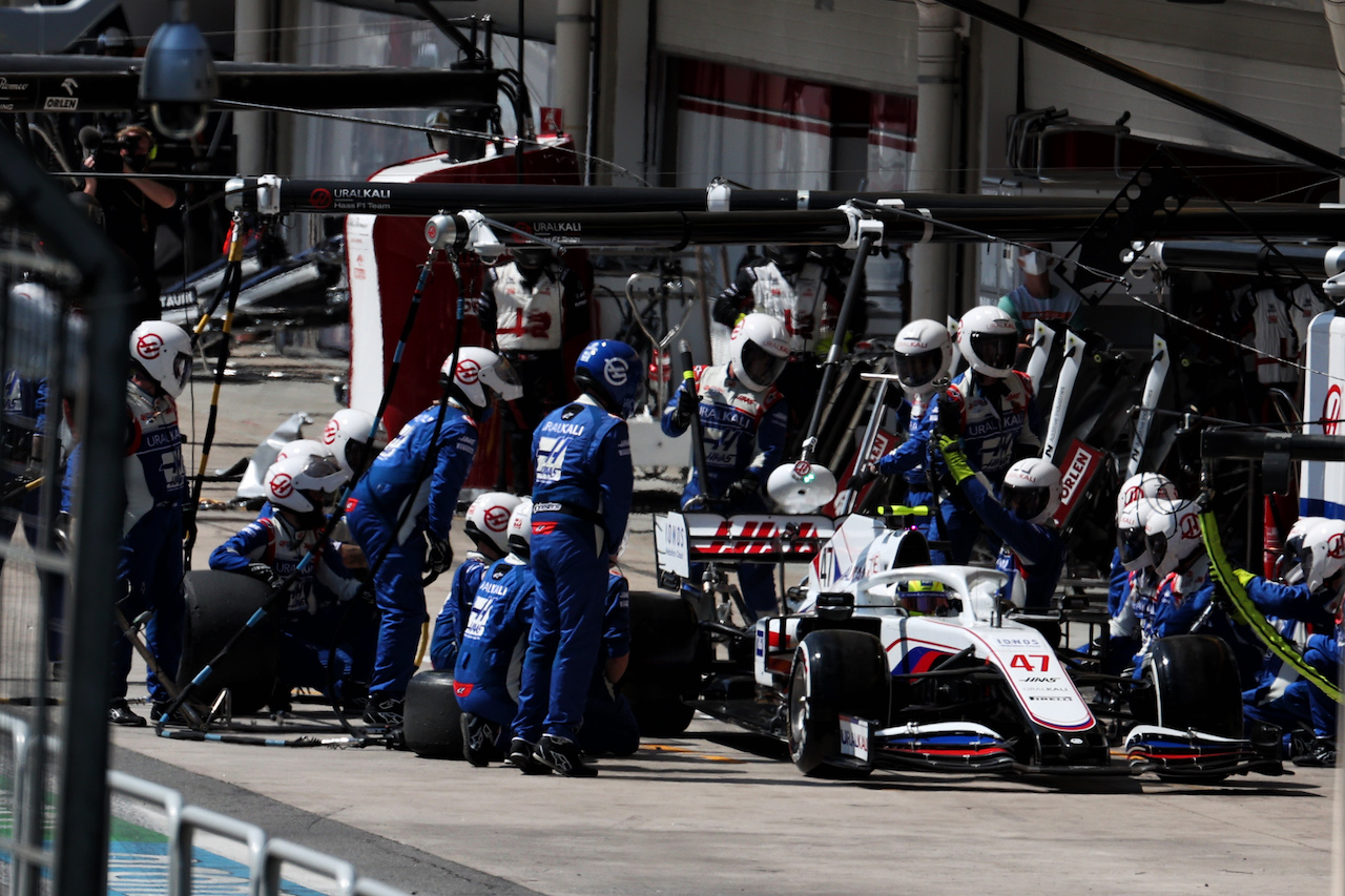 GP SAN PAOLO, Mick Schumacher (GER) Haas VF-21 makes a pit stop.
14.11.2021. Formula 1 World Championship, Rd 19, Brazilian Grand Prix, Sao Paulo, Brazil, Gara Day.
- www.xpbimages.com, EMail: requests@xpbimages.com © Copyright: Batchelor / XPB Images
