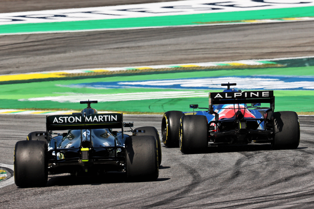 GP SAN PAOLO, Lance Stroll (CDN) Aston Martin F1 Team AMR21 e Fernando Alonso (ESP) Alpine F1 Team A521 battle for position.
14.11.2021. Formula 1 World Championship, Rd 19, Brazilian Grand Prix, Sao Paulo, Brazil, Gara Day.
- www.xpbimages.com, EMail: requests@xpbimages.com © Copyright: Batchelor / XPB Images