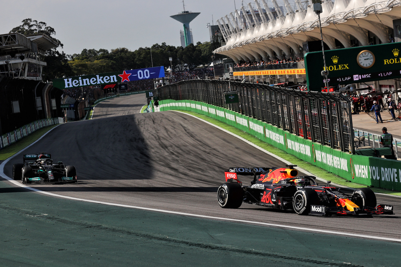 GP SAN PAOLO, Max Verstappen (NLD) Red Bull Racing RB16B davanti a Lewis Hamilton (GBR) Mercedes AMG F1 W12.
14.11.2021. Formula 1 World Championship, Rd 19, Brazilian Grand Prix, Sao Paulo, Brazil, Gara Day.
- www.xpbimages.com, EMail: requests@xpbimages.com © Copyright: Batchelor / XPB Images