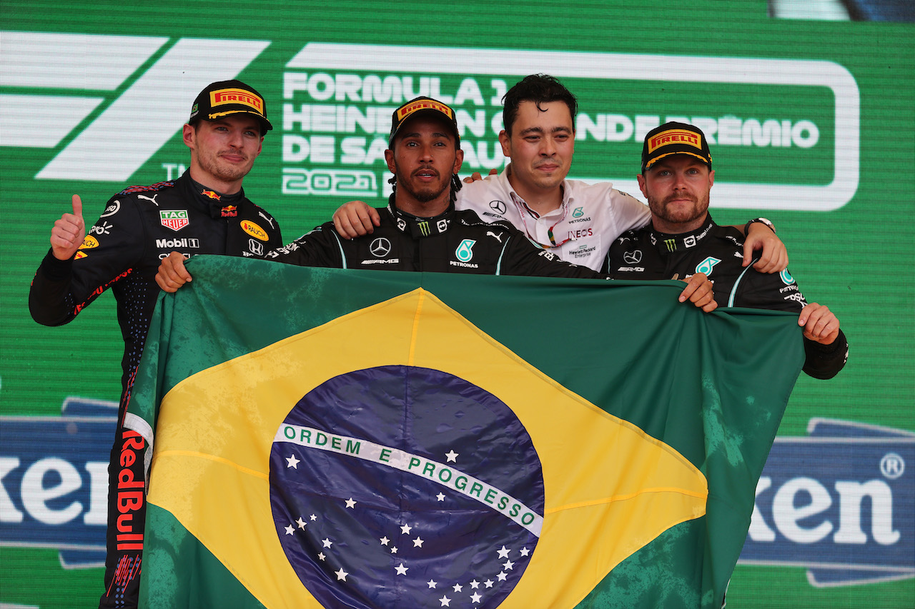 GP SAN PAOLO, 1st place Lewis Hamilton (GBR) Mercedes AMG F1 W12, 2nd place Max Verstappen (NLD) Red Bull Racing RB16B e 3rd place Valtteri Bottas (FIN) Mercedes AMG F1.
14.11.2021. Formula 1 World Championship, Rd 19, Brazilian Grand Prix, Sao Paulo, Brazil, Gara Day.
- www.xpbimages.com, EMail: requests@xpbimages.com ¬© Copyright: Batchelor / XPB Images