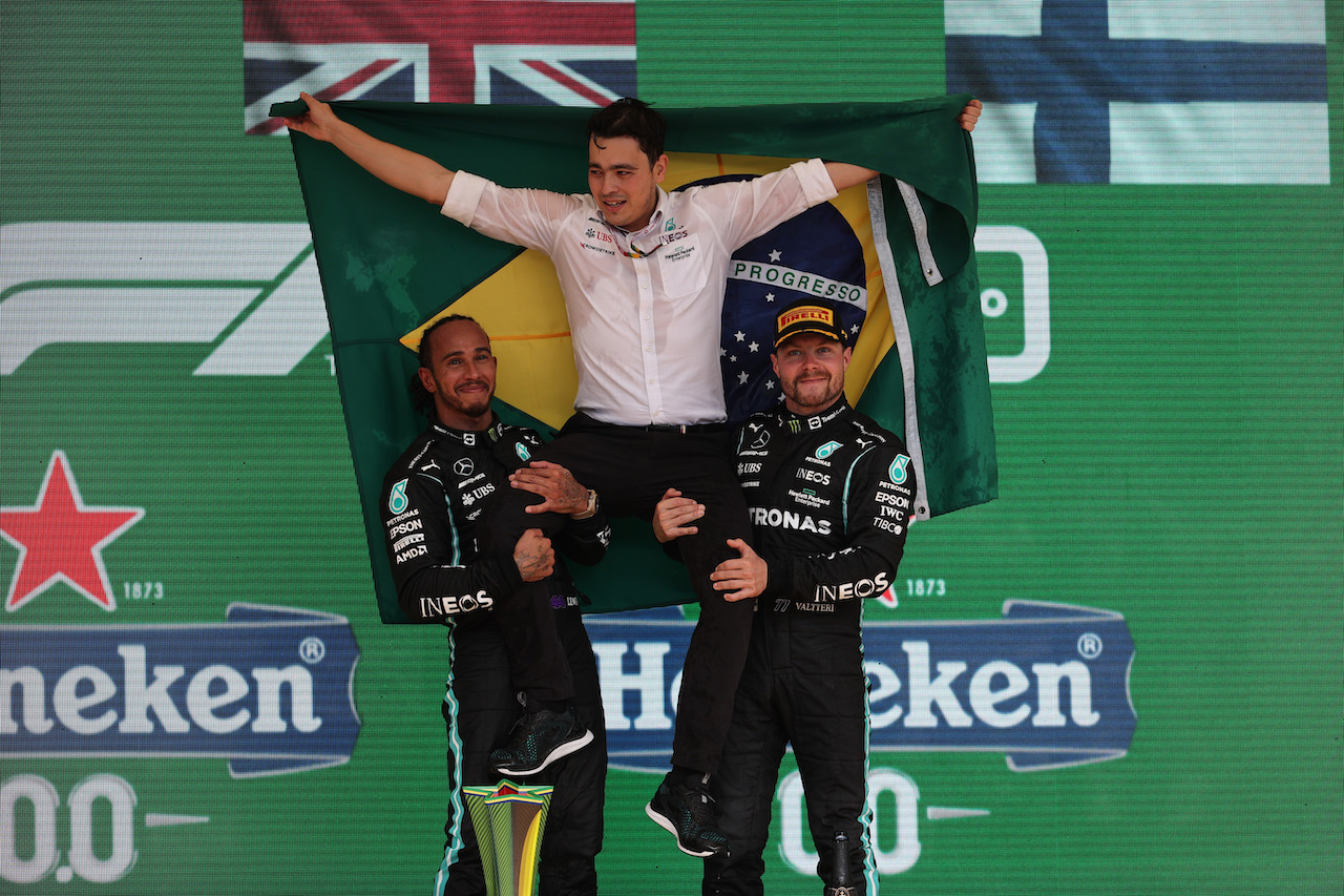 GP SAN PAOLO, 1st place Lewis Hamilton (GBR) Mercedes AMG F1 W12 with  3rd place Valtteri Bottas (FIN) Mercedes AMG F1 e Leonardo Donisete da Silva (BRA) Mercedes AMG F1 Team Strategy Engineer.
14.11.2021. Formula 1 World Championship, Rd 19, Brazilian Grand Prix, Sao Paulo, Brazil, Gara Day.
- www.xpbimages.com, EMail: requests@xpbimages.com ¬© Copyright: Batchelor / XPB Images