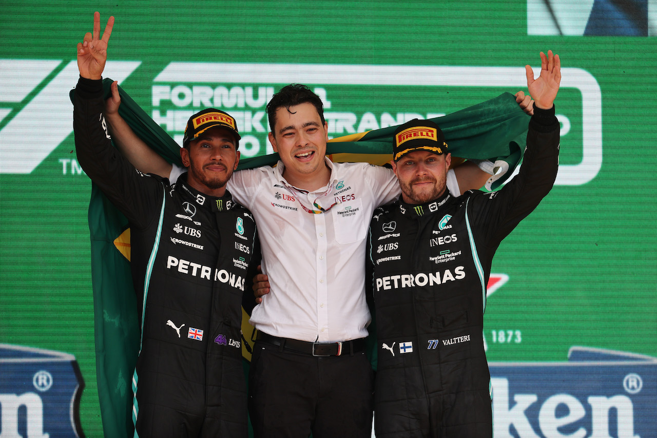 GP SAN PAOLO, 1st place Lewis Hamilton (GBR) Mercedes AMG F1 W12 with  3rd place Valtteri Bottas (FIN) Mercedes AMG F1 e Leonardo Donisete da Silva (BRA) Mercedes AMG F1 Team Strategy Engineer.
14.11.2021. Formula 1 World Championship, Rd 19, Brazilian Grand Prix, Sao Paulo, Brazil, Gara Day.
- www.xpbimages.com, EMail: requests@xpbimages.com © Copyright: Batchelor / XPB Images