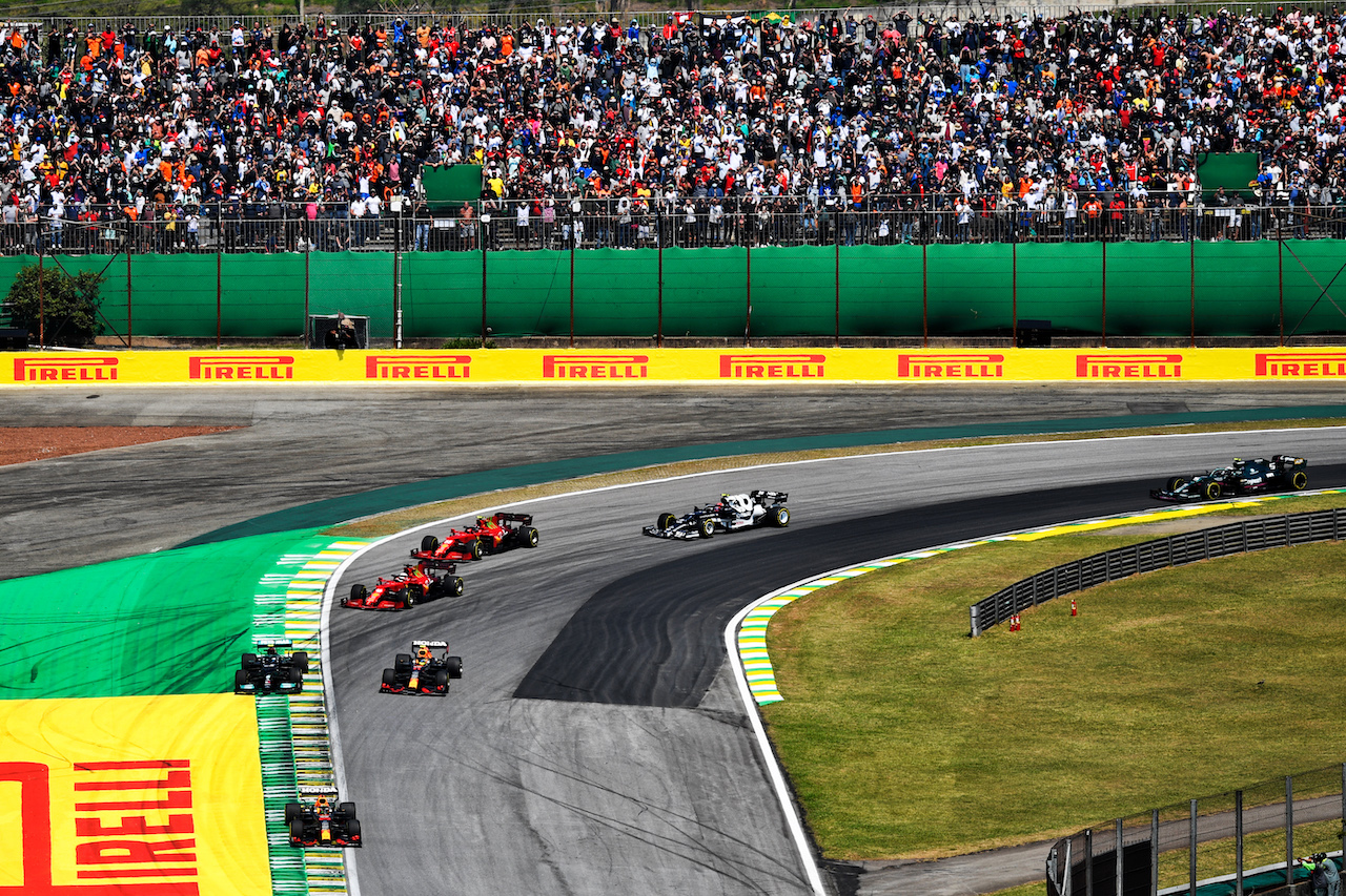 GP SAN PAOLO, Max Verstappen (NLD) Red Bull Racing RB16B davanti a at the partenza of the race.
14.11.2021. Formula 1 World Championship, Rd 19, Brazilian Grand Prix, Sao Paulo, Brazil, Gara Day.
- www.xpbimages.com, EMail: requests@xpbimages.com © Copyright: Carezzevoli / XPB Images