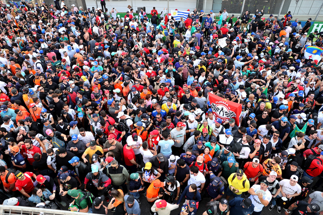 GP SAN PAOLO, Fans during the podium.
14.11.2021. Formula 1 World Championship, Rd 19, Brazilian Grand Prix, Sao Paulo, Brazil, Gara Day.
- www.xpbimages.com, EMail: requests@xpbimages.com © Copyright: Batchelor / XPB Images