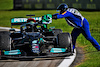 GP SAN PAOLO, Gara winner Lewis Hamilton (GBR) Mercedes AMG F1 W12 stops at the end of the race to collect a Brazilian flag.
14.11.2021. Formula 1 World Championship, Rd 19, Brazilian Grand Prix, Sao Paulo, Brazil, Gara Day.
- www.xpbimages.com, EMail: requests@xpbimages.com © Copyright: Carezzevoli / XPB Images