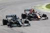 GP SAN PAOLO, Lewis Hamilton (GBR) Mercedes AMG F1 W12 e Sergio Perez (MEX) Red Bull Racing RB16B battle for position.
14.11.2021. Formula 1 World Championship, Rd 19, Brazilian Grand Prix, Sao Paulo, Brazil, Gara Day.
- www.xpbimages.com, EMail: requests@xpbimages.com © Copyright: Charniaux / XPB Images
