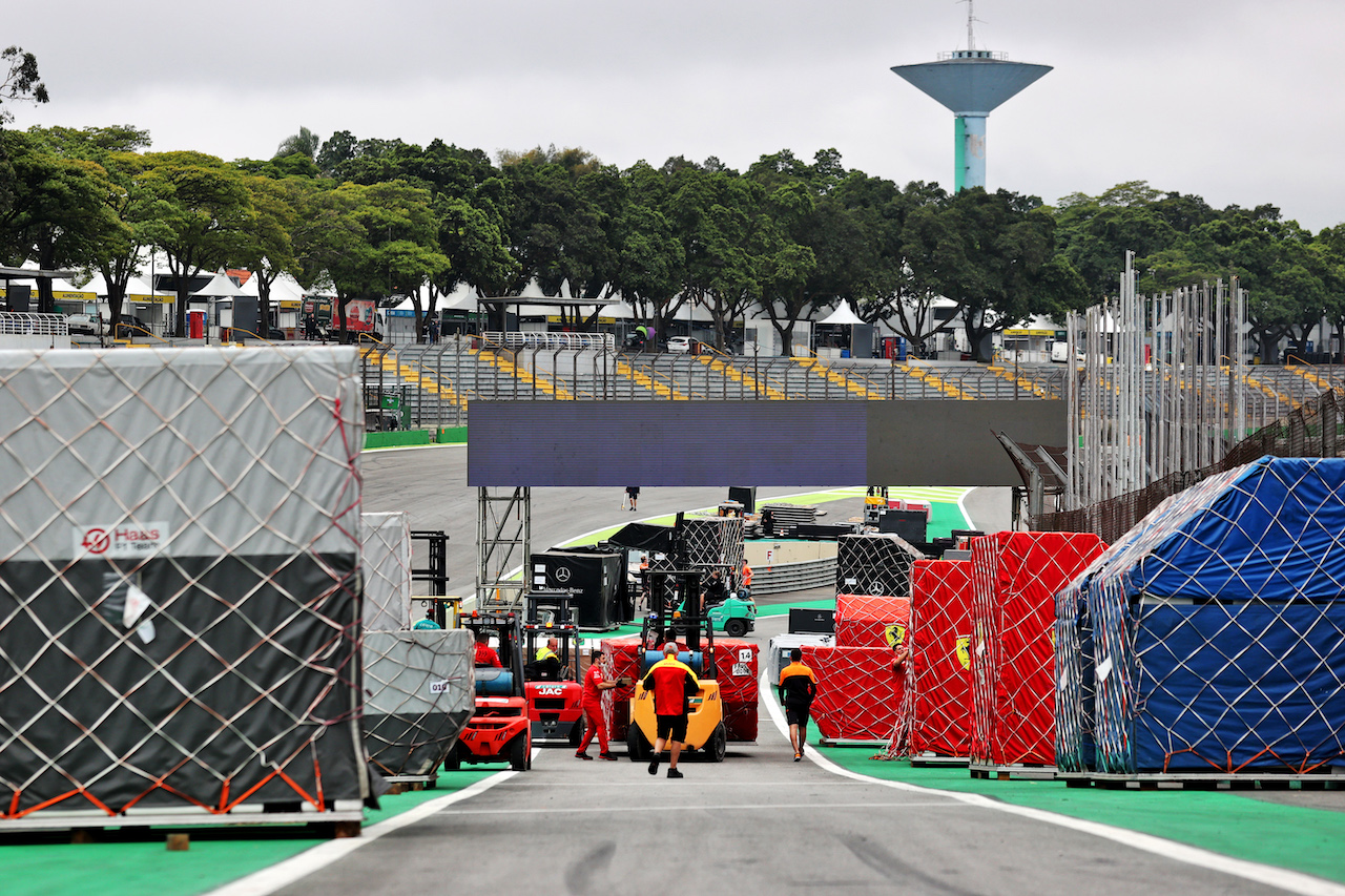 GP SAN PAOLO, Freight arriving in the pits.
11.11.2021. Formula 1 World Championship, Rd 19, Brazilian Grand Prix, Sao Paulo, Brazil, Preparation Day.
- www.xpbimages.com, EMail: requests@xpbimages.com © Copyright: Batchelor / XPB Images