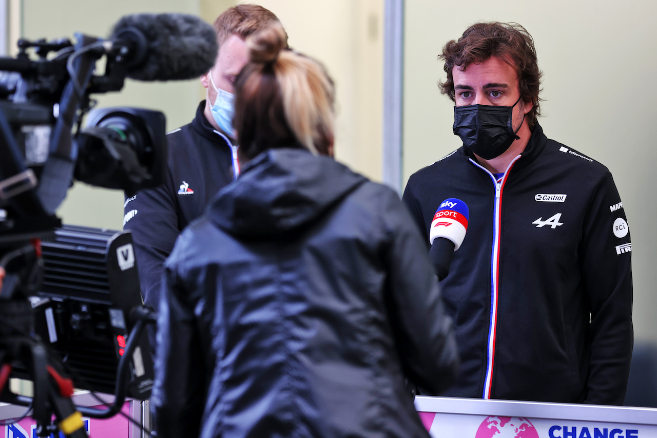 GP SAN PAOLO, Fernando Alonso (ESP) Alpine F1 Team with the media.
11.11.2021. Formula 1 World Championship, Rd 19, Brazilian Grand Prix, Sao Paulo, Brazil, Preparation Day.
- www.xpbimages.com, EMail: requests@xpbimages.com © Copyright: Batchelor / XPB Images