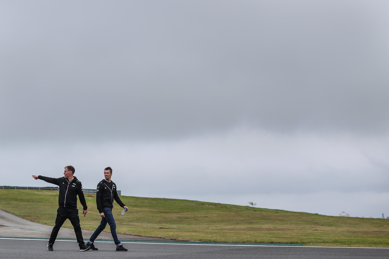 GP SAN PAOLO, Daniil Kvyat (RUS) Alpine F1 Team Reserve Driver walks the circuit with Alan Permane (GBR) Alpine F1 Team Trackside Operations Director.
11.11.2021. Formula 1 World Championship, Rd 19, Brazilian Grand Prix, Sao Paulo, Brazil, Preparation Day.
- www.xpbimages.com, EMail: requests@xpbimages.com © Copyright: Charniaux / XPB Images