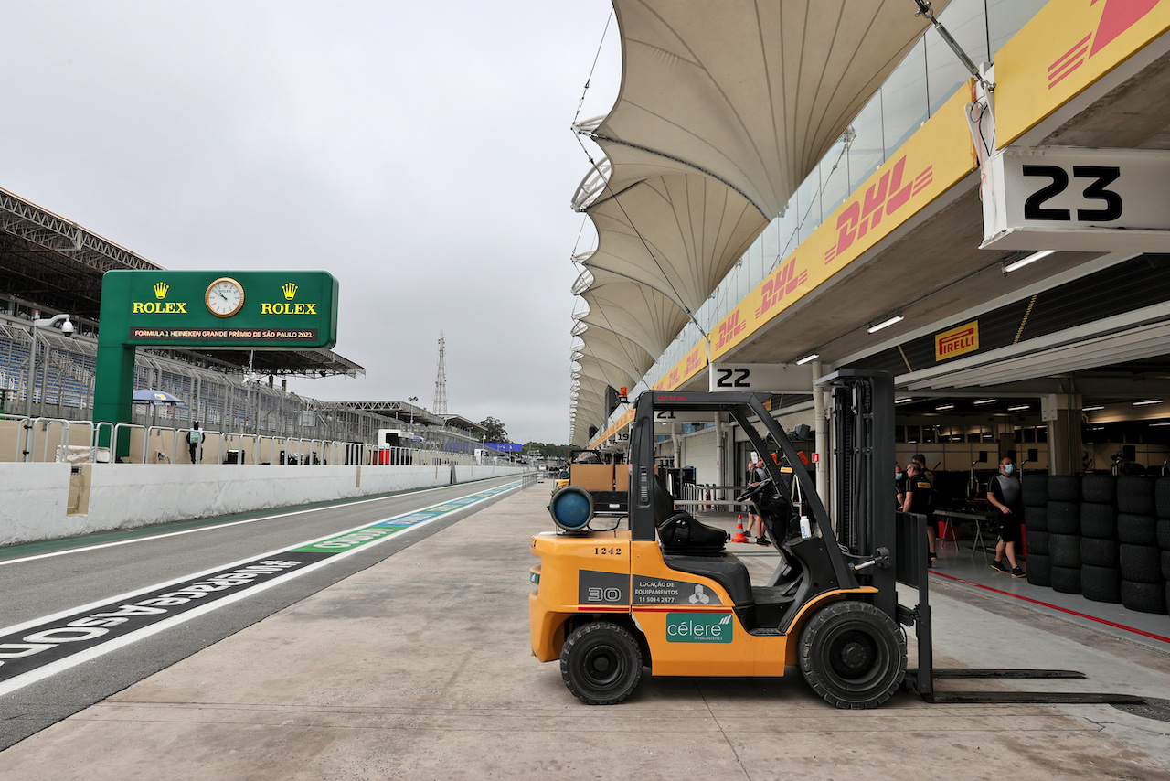 GP SAN PAOLO, Circuit Atmosfera - fork lift trucks in the pits with no freight to carry.
11.11.2021. Formula 1 World Championship, Rd 19, Brazilian Grand Prix, Sao Paulo, Brazil, Preparation Day.
- www.xpbimages.com, EMail: requests@xpbimages.com © Copyright: Batchelor / XPB Images