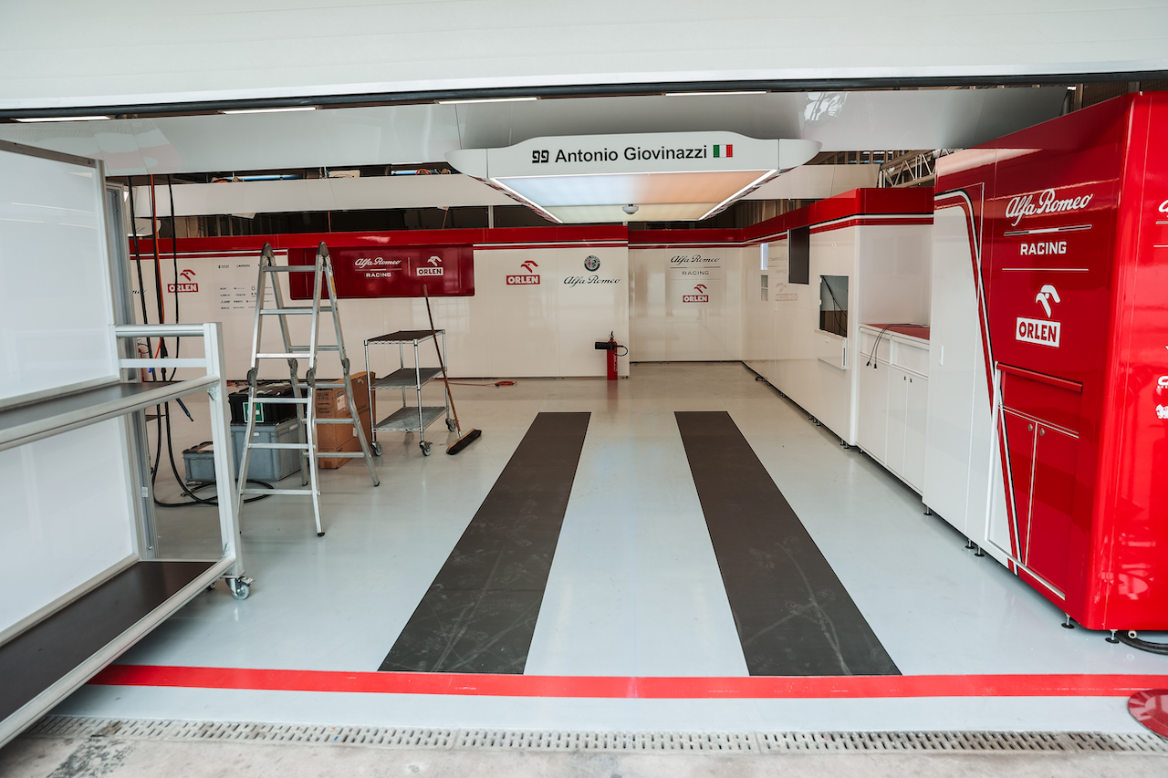 GP SAN PAOLO, Empty pit garage for Antonio Giovinazzi (ITA) Alfa Romeo Racing as freight is late in arriving at the circuit.
11.11.2021. Formula 1 World Championship, Rd 19, Brazilian Grand Prix, Sao Paulo, Brazil, Preparation Day.
- www.xpbimages.com, EMail: requests@xpbimages.com © Copyright: Batchelor / XPB Images