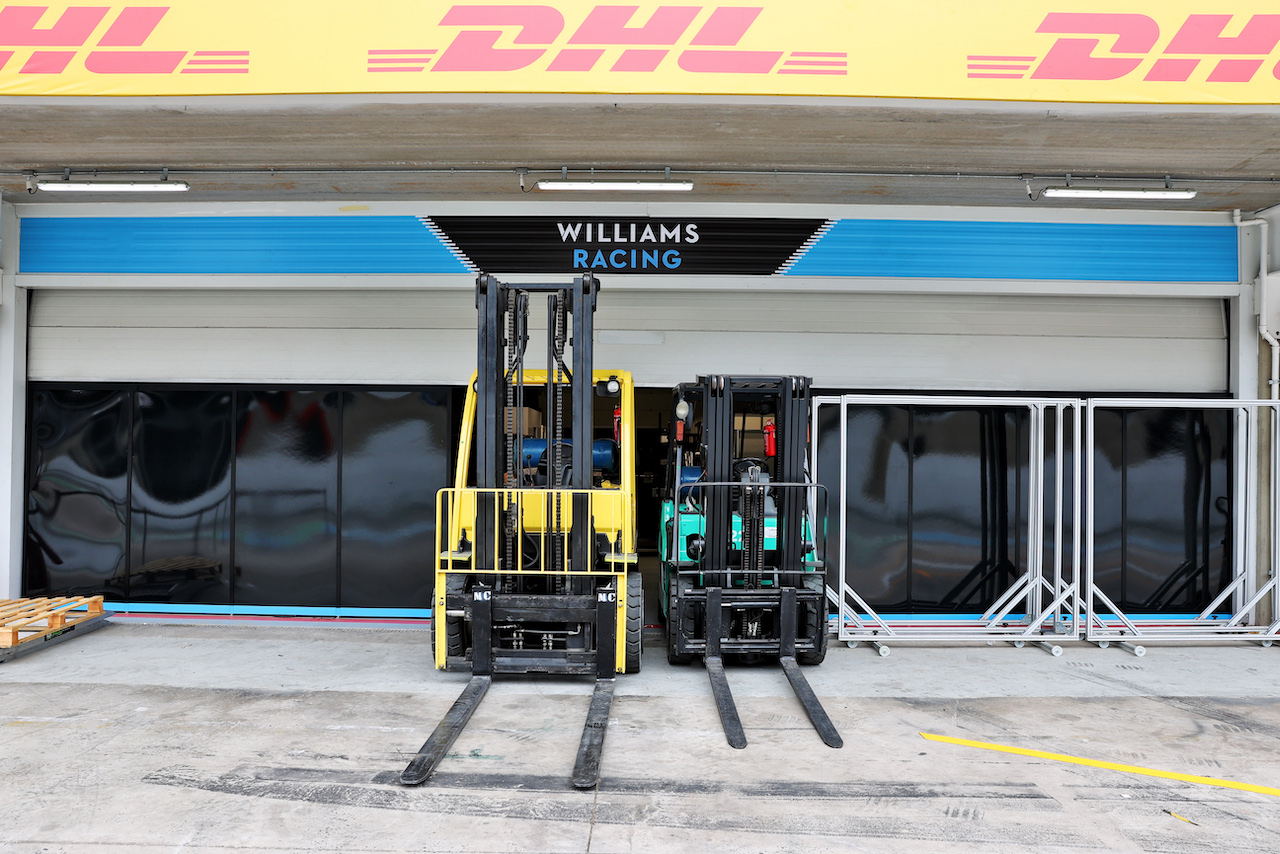 GP SAN PAOLO, Circuit Atmosfera - Williams Racing fork lift trucks in the pits with no freight to carry.
11.11.2021. Formula 1 World Championship, Rd 19, Brazilian Grand Prix, Sao Paulo, Brazil, Preparation Day.
- www.xpbimages.com, EMail: requests@xpbimages.com © Copyright: Batchelor / XPB Images