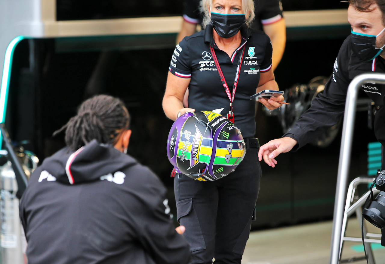 GP SAN PAOLO, Angela Cullen (NZL) Mercedes AMG F1 Physiotherapist with the helmet of Lewis Hamilton (GBR) Mercedes AMG F1.
11.11.2021. Formula 1 World Championship, Rd 19, Brazilian Grand Prix, Sao Paulo, Brazil, Preparation Day.
- www.xpbimages.com, EMail: requests@xpbimages.com © Copyright: XPB Images