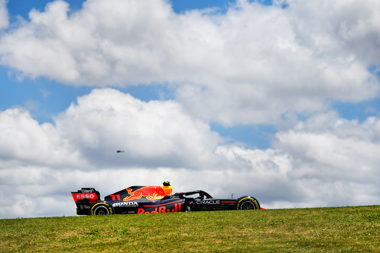 GP SAN PAOLO, Sergio Perez (MEX) Red Bull Racing RB16B.
13.11.2021. Formula 1 World Championship, Rd 19, Brazilian Grand Prix, Sao Paulo, Brazil, Sprint Gara Day.
- www.xpbimages.com, EMail: requests@xpbimages.com © Copyright: Carezzevoli / XPB Images