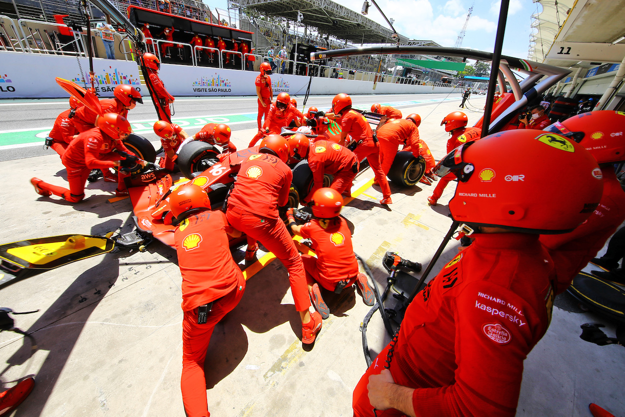 GP SAN PAOLO, Charles Leclerc (MON) Ferrari SF-21 makes a pit stop.
13.11.2021. Formula 1 World Championship, Rd 19, Brazilian Grand Prix, Sao Paulo, Brazil, Sprint Gara Day.
- www.xpbimages.com, EMail: requests@xpbimages.com © Copyright: XPB Images