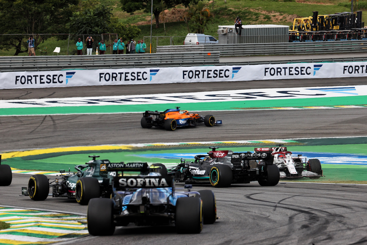 GP SAN PAOLO, Kimi Raikkonen (FIN) Alfa Romeo Racing C41 spins in front of Lewis Hamilton (GBR) Mercedes AMG F1 W12.
13.11.2021. Formula 1 World Championship, Rd 19, Brazilian Grand Prix, Sao Paulo, Brazil, Sprint Gara Day.
- www.xpbimages.com, EMail: requests@xpbimages.com © Copyright: Batchelor / XPB Images