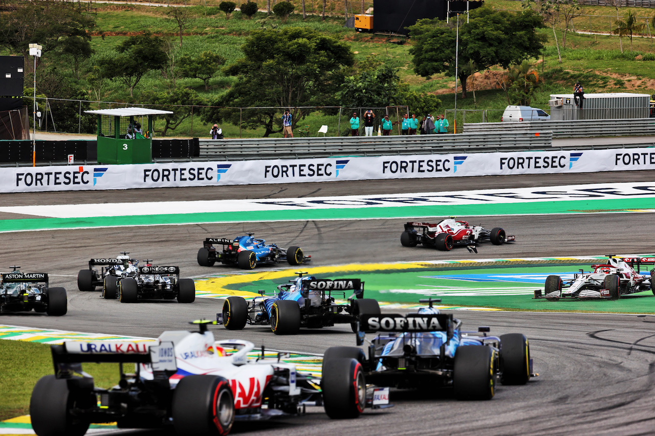 GP SAN PAOLO, Kimi Raikkonen (FIN) Alfa Romeo Racing C41 spins in front of Nicholas Latifi (CDN) Williams Racing FW43B e George Russell (GBR) Williams Racing FW43B.
13.11.2021. Formula 1 World Championship, Rd 19, Brazilian Grand Prix, Sao Paulo, Brazil, Sprint Gara Day.
- www.xpbimages.com, EMail: requests@xpbimages.com © Copyright: Batchelor / XPB Images