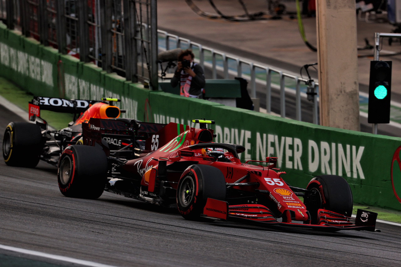 GP SAN PAOLO, Carlos Sainz Jr (ESP) Ferrari SF-21 e Sergio Perez (MEX) Red Bull Racing RB16B battle for position.
13.11.2021. Formula 1 World Championship, Rd 19, Brazilian Grand Prix, Sao Paulo, Brazil, Sprint Gara Day.
- www.xpbimages.com, EMail: requests@xpbimages.com © Copyright: Batchelor / XPB Images