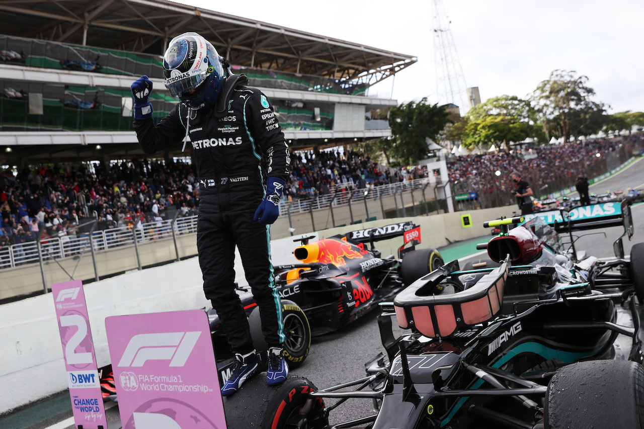 GP SAN PAOLO, Valtteri Bottas (FIN) Mercedes AMG F1 celebrates finishing first in Sprint.
13.11.2021. Formula 1 World Championship, Rd 19, Brazilian Grand Prix, Sao Paulo, Brazil, Sprint Gara Day.
- www.xpbimages.com, EMail: requests@xpbimages.com ¬© Copyright: Batchelor / XPB Images