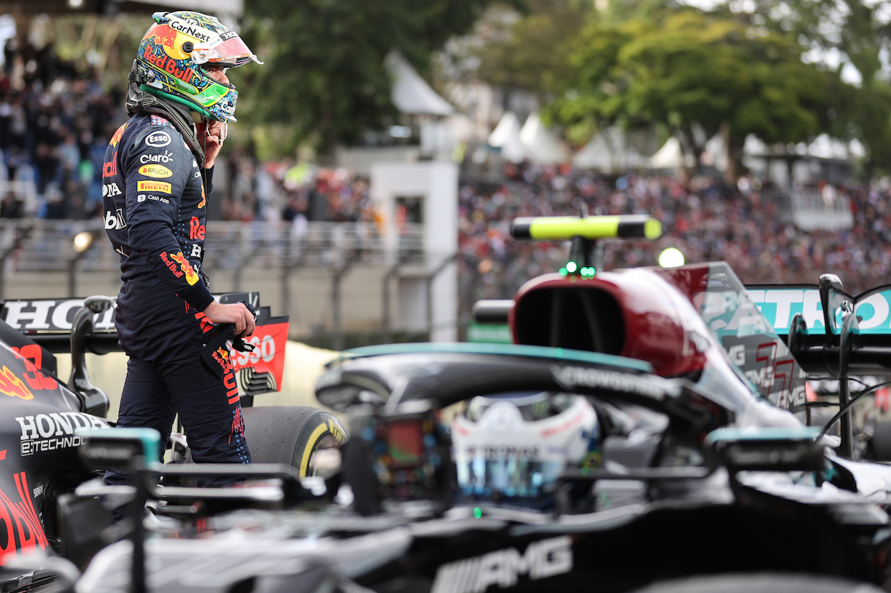 GP SAN PAOLO, Max Verstappen (NLD) Red Bull Racing RB16B e Valtteri Bottas (FIN) Mercedes AMG F1.
13.11.2021. Formula 1 World Championship, Rd 19, Brazilian Grand Prix, Sao Paulo, Brazil, Sprint Gara Day.
- www.xpbimages.com, EMail: requests@xpbimages.com ¬© Copyright: Batchelor / XPB Images