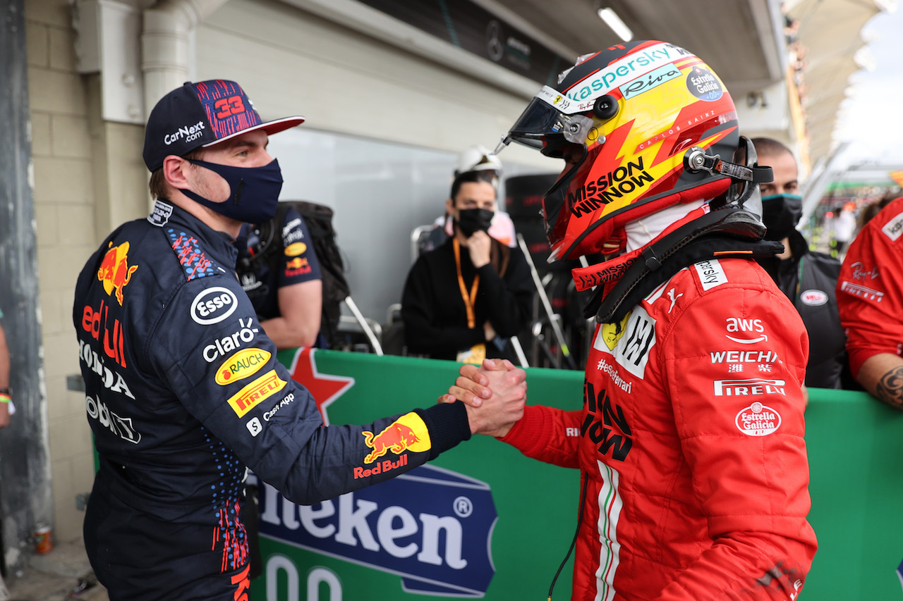 GP SAN PAOLO, Max Verstappen (NLD) Red Bull Racing RB16B e Carlos Sainz Jr (ESP) Ferrari SF-21.
13.11.2021. Formula 1 World Championship, Rd 19, Brazilian Grand Prix, Sao Paulo, Brazil, Sprint Gara Day.
- www.xpbimages.com, EMail: requests@xpbimages.com ¬© Copyright: Batchelor / XPB Images