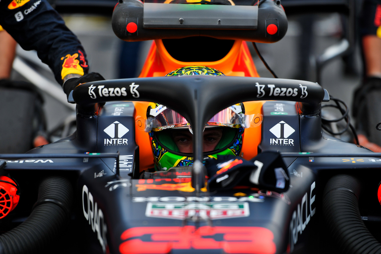 GP SAN PAOLO, Max Verstappen (NLD) Red Bull Racing RB16B on the grid.
13.11.2021. Formula 1 World Championship, Rd 19, Brazilian Grand Prix, Sao Paulo, Brazil, Sprint Gara Day.
- www.xpbimages.com, EMail: requests@xpbimages.com © Copyright: Carezzevoli / XPB Images