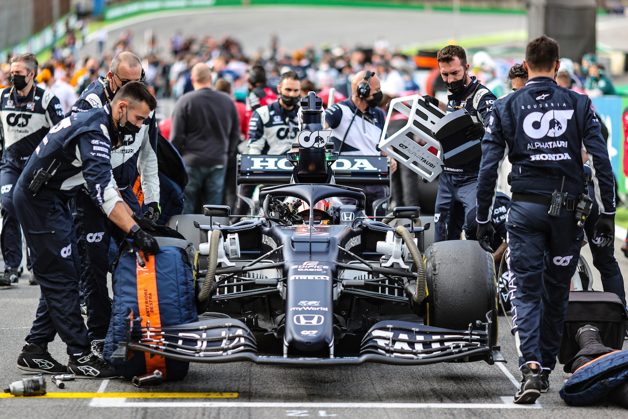 GP SAN PAOLO, Yuki Tsunoda (JPN) AlphaTauri AT02 on the grid.
13.11.2021. Formula 1 World Championship, Rd 19, Brazilian Grand Prix, Sao Paulo, Brazil, Sprint Gara Day.
- www.xpbimages.com, EMail: requests@xpbimages.com © Copyright: Charniaux / XPB Images