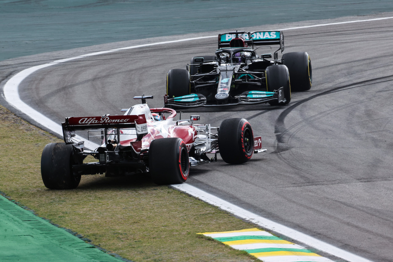 GP SAN PAOLO, Kimi Raikkonen (FIN) Alfa Romeo Racing C41 spins in front of Lewis Hamilton (GBR) Mercedes AMG F1 W12.
13.11.2021. Formula 1 World Championship, Rd 19, Brazilian Grand Prix, Sao Paulo, Brazil, Sprint Gara Day.
- www.xpbimages.com, EMail: requests@xpbimages.com © Copyright: Charniaux / XPB Images