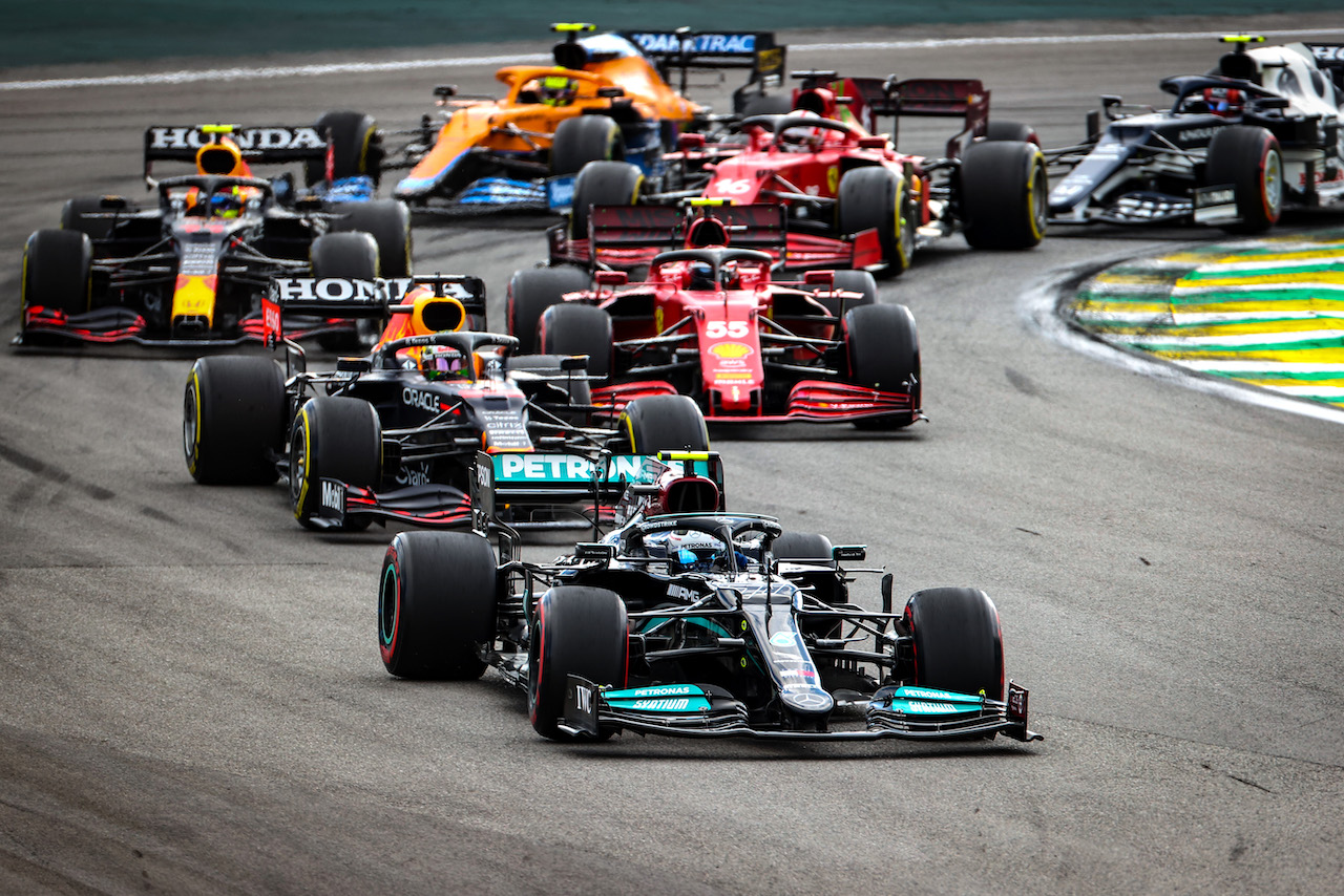 GP SAN PAOLO, Valtteri Bottas (FIN) Mercedes AMG F1 W12 davanti a at the partenza of Sprint.
13.11.2021. Formula 1 World Championship, Rd 19, Brazilian Grand Prix, Sao Paulo, Brazil, Sprint Gara Day.
- www.xpbimages.com, EMail: requests@xpbimages.com © Copyright: Charniaux / XPB Images