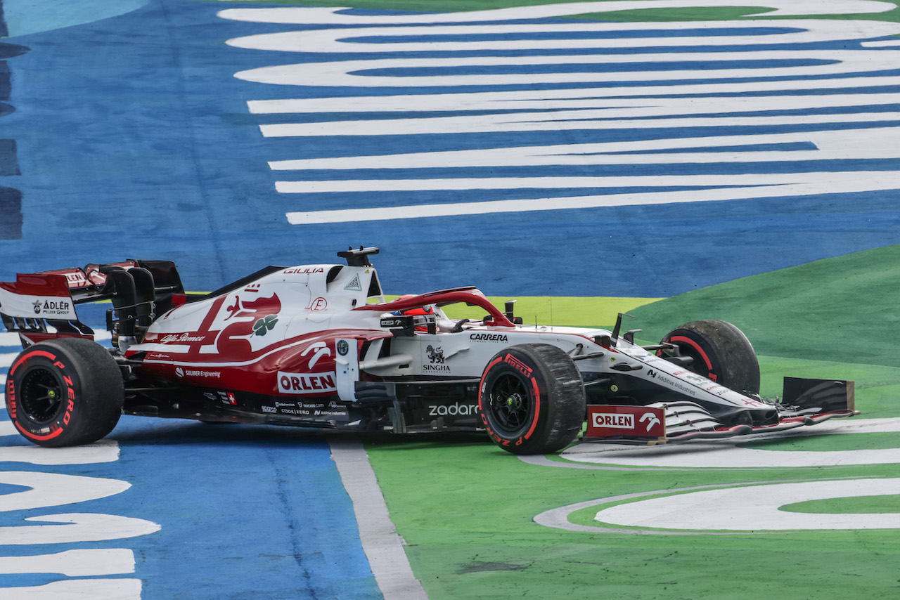 GP SAN PAOLO, Kimi Raikkonen (FIN) Alfa Romeo Racing C41 spins.
13.11.2021. Formula 1 World Championship, Rd 19, Brazilian Grand Prix, Sao Paulo, Brazil, Sprint Gara Day.
- www.xpbimages.com, EMail: requests@xpbimages.com © Copyright: Charniaux / XPB Images