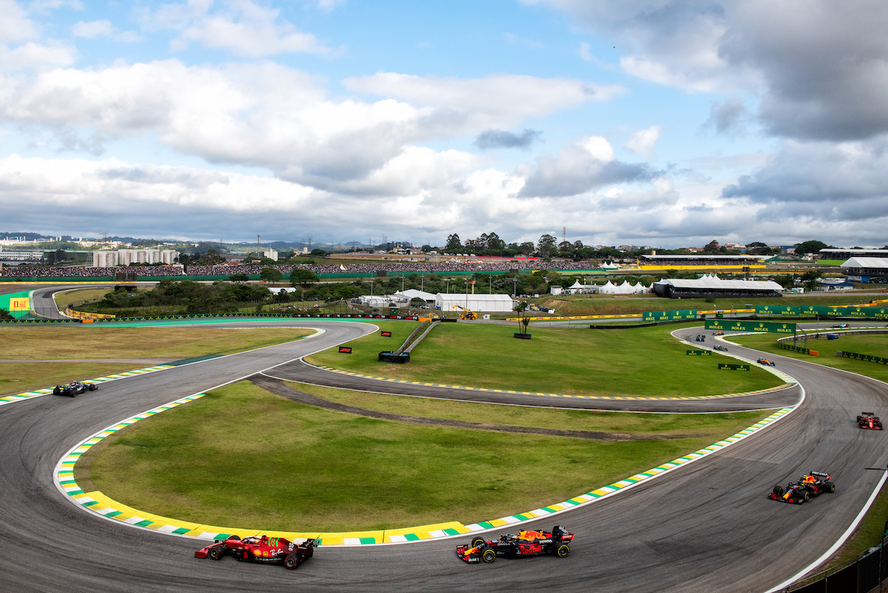 GP SAN PAOLO, Carlos Sainz Jr (ESP) Ferrari SF-21 davanti a Max Verstappen (NLD) Red Bull Racing RB16B during Sprint.
13.11.2021. Formula 1 World Championship, Rd 19, Brazilian Grand Prix, Sao Paulo, Brazil, Sprint Gara Day.
- www.xpbimages.com, EMail: requests@xpbimages.com © Copyright: Carezzevoli / XPB Images