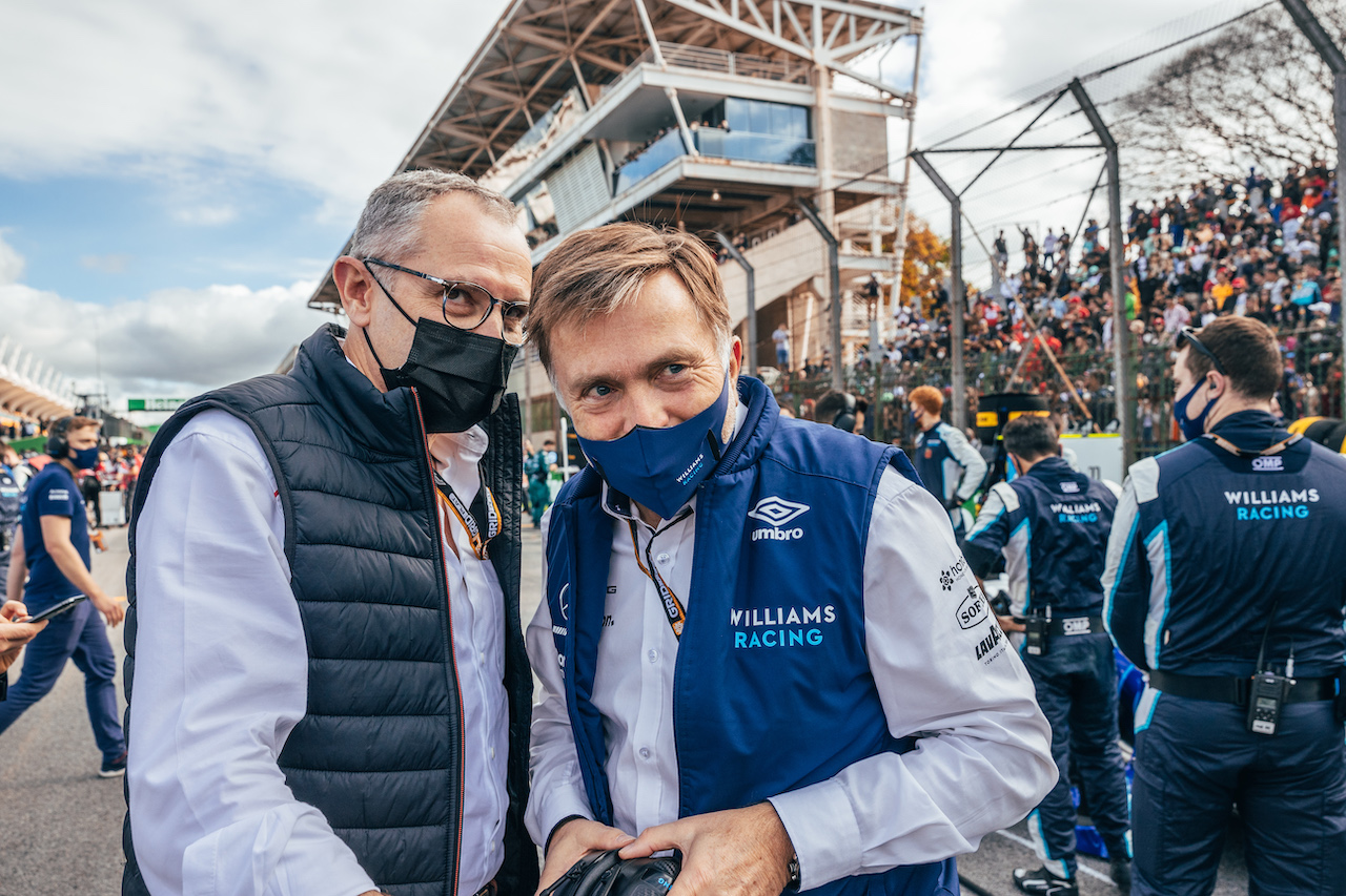 GP SAN PAOLO, (L to R): Stefano Domenicali (ITA) Formula One President e CEO with Jost Capito (GER) Williams Racing Chief Executive Officer on the grid.
13.11.2021. Formula 1 World Championship, Rd 19, Brazilian Grand Prix, Sao Paulo, Brazil, Sprint Gara Day.
- www.xpbimages.com, EMail: requests@xpbimages.com © Copyright: Batchelor / XPB Images