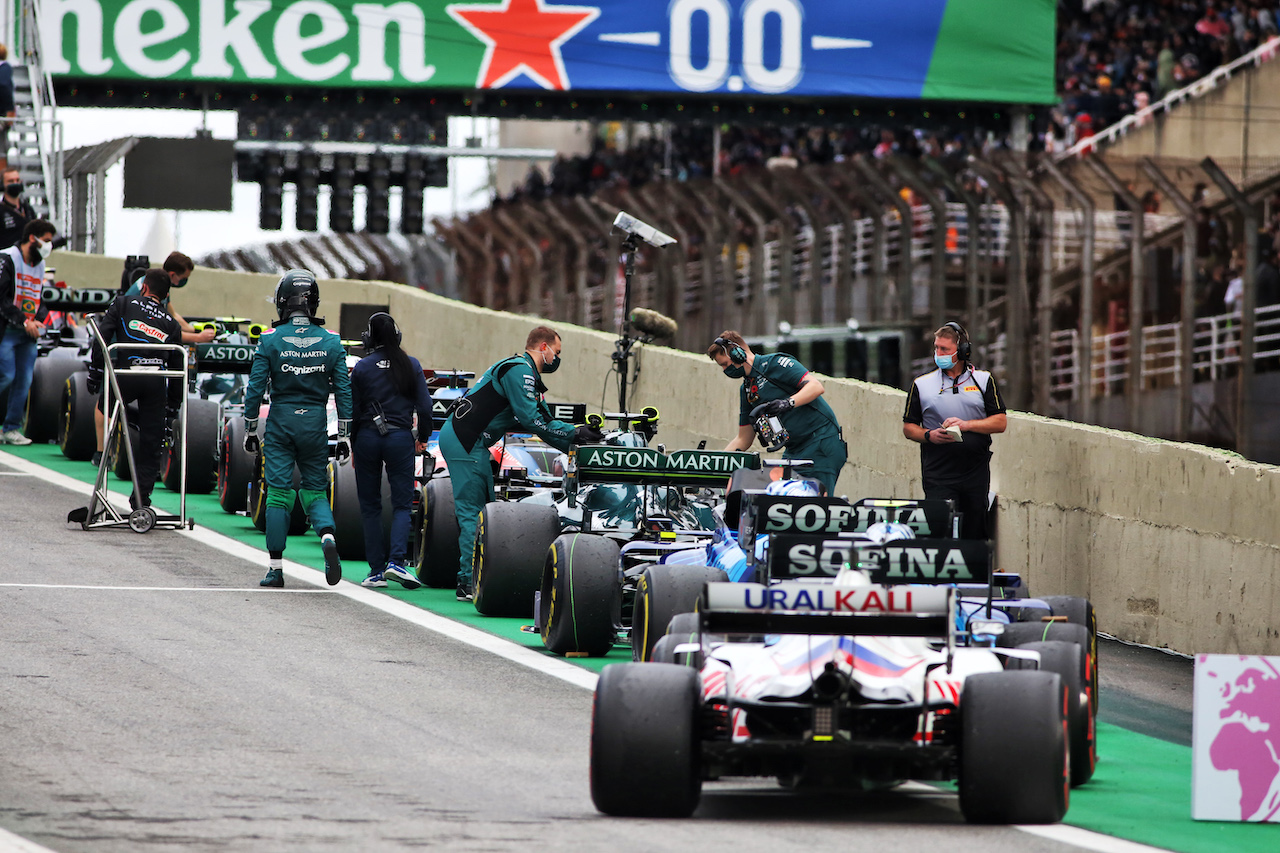 GP SAN PAOLO, Lance Stroll (CDN) Aston Martin F1 Team in parc ferme.
13.11.2021. Formula 1 World Championship, Rd 19, Brazilian Grand Prix, Sao Paulo, Brazil, Sprint Gara Day.
- www.xpbimages.com, EMail: requests@xpbimages.com © Copyright: XPB Images