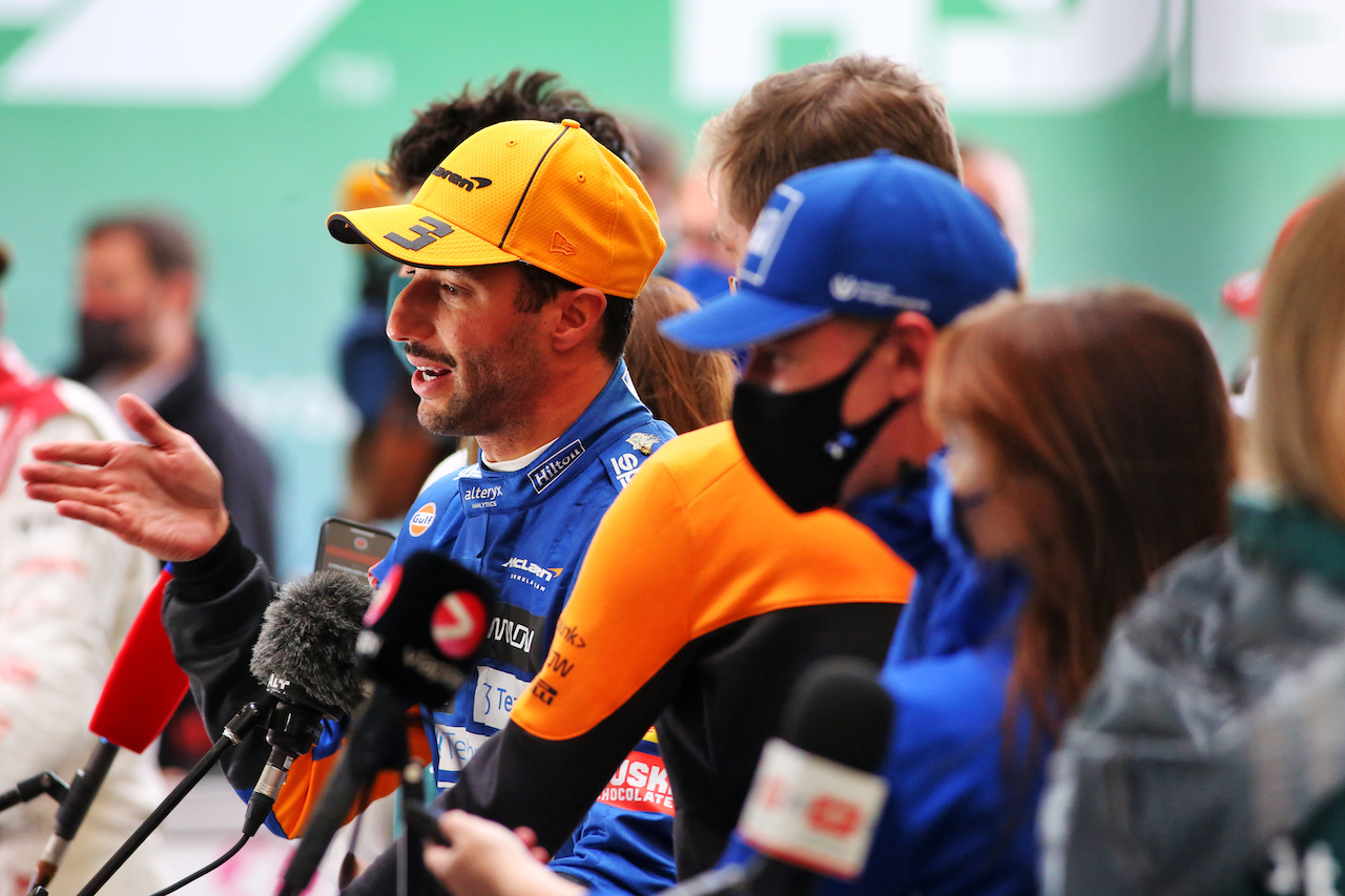 GP SAN PAOLO, Daniel Ricciardo (AUS) McLaren with the media.
13.11.2021. Formula 1 World Championship, Rd 19, Brazilian Grand Prix, Sao Paulo, Brazil, Sprint Gara Day.
- www.xpbimages.com, EMail: requests@xpbimages.com © Copyright: XPB Images