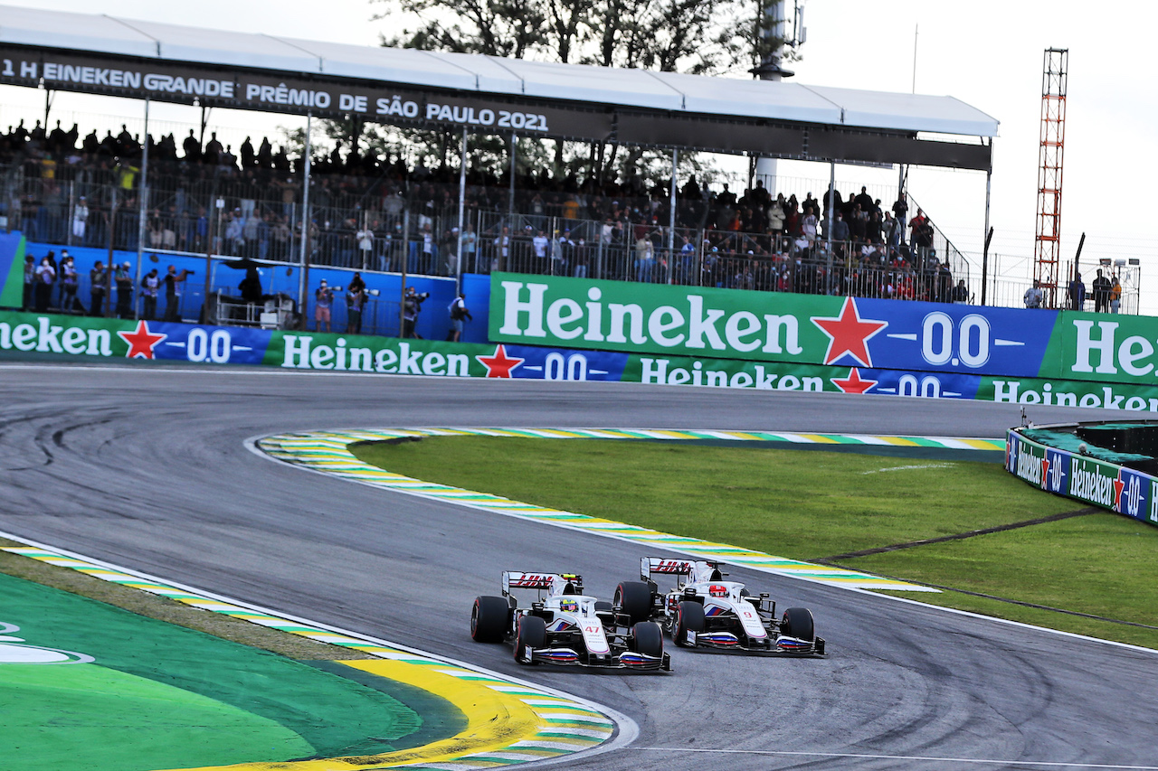 GP SAN PAOLO, Mick Schumacher (GER) Haas VF-21 e team mate Nikita Mazepin (RUS) Haas F1 Team VF-21 battle for position.
13.11.2021. Formula 1 World Championship, Rd 19, Brazilian Grand Prix, Sao Paulo, Brazil, Sprint Gara Day.
- www.xpbimages.com, EMail: requests@xpbimages.com © Copyright: XPB Images