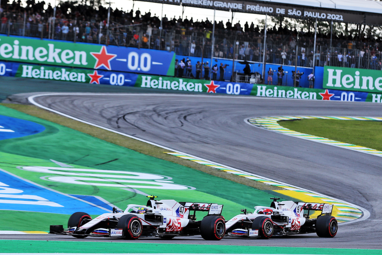 GP SAN PAOLO, Mick Schumacher (GER) Haas VF-21 e team mate Nikita Mazepin (RUS) Haas F1 Team VF-21 battle for position.
13.11.2021. Formula 1 World Championship, Rd 19, Brazilian Grand Prix, Sao Paulo, Brazil, Sprint Gara Day.
- www.xpbimages.com, EMail: requests@xpbimages.com © Copyright: XPB Images