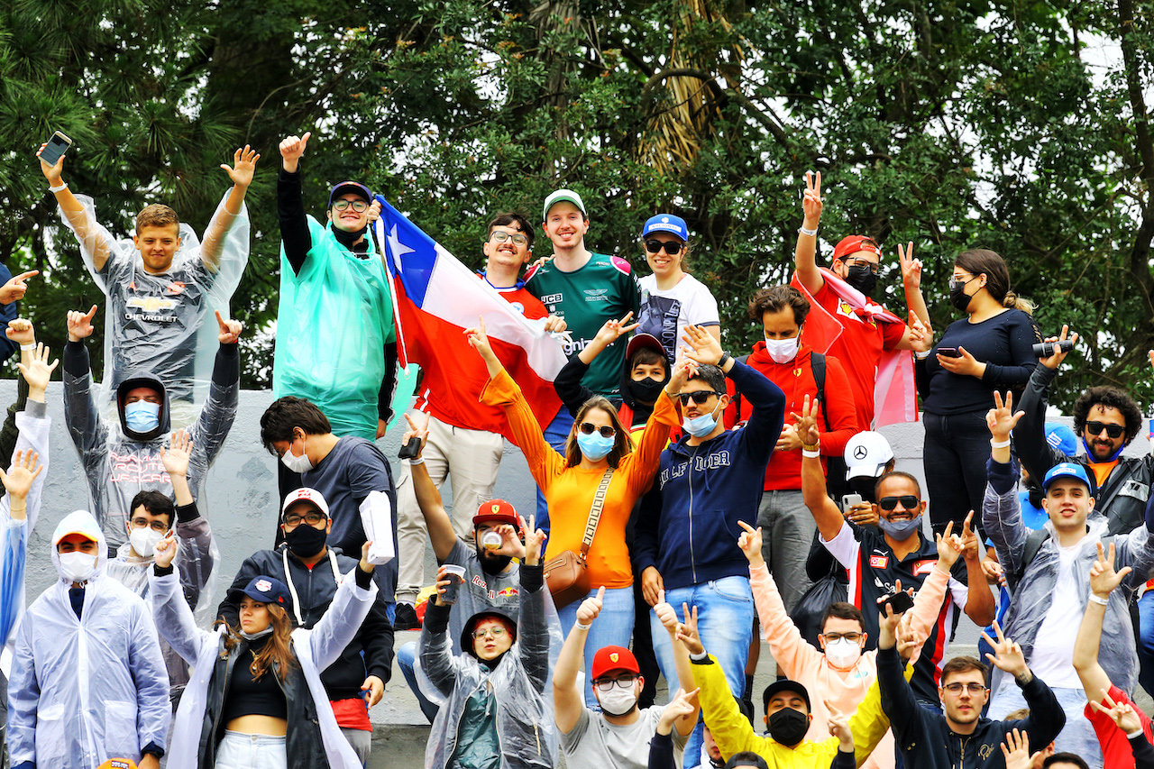 GP SAN PAOLO, Circuit Atmosfera - fans.
12.11.2021. Formula 1 World Championship, Rd 19, Brazilian Grand Prix, Sao Paulo, Brazil, Qualifiche Day.
- www.xpbimages.com, EMail: requests@xpbimages.com © Copyright: XPB Images