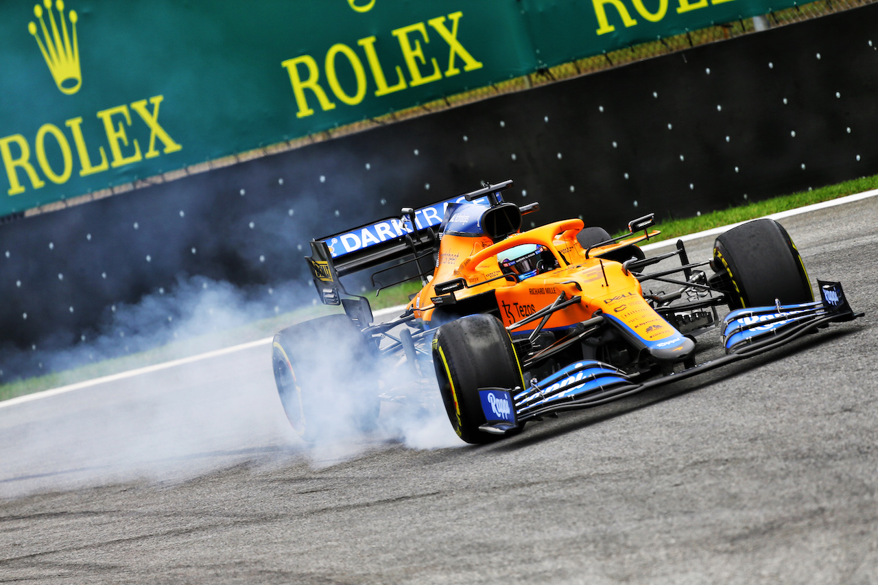 GP SAN PAOLO, Daniel Ricciardo (AUS) McLaren MCL35M locks up under braking.
12.11.2021. Formula 1 World Championship, Rd 19, Brazilian Grand Prix, Sao Paulo, Brazil, Qualifiche Day.
- www.xpbimages.com, EMail: requests@xpbimages.com © Copyright: XPB Images
