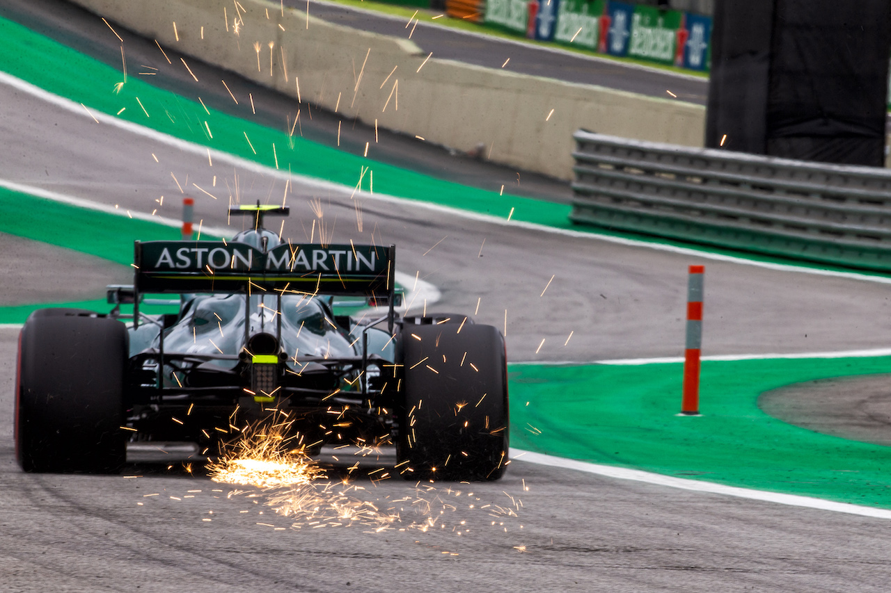 GP SAN PAOLO, Sebastian Vettel (GER) Aston Martin F1 Team AMR21 sends sparks flying.
12.11.2021. Formula 1 World Championship, Rd 19, Brazilian Grand Prix, Sao Paulo, Brazil, Qualifiche Day.
- www.xpbimages.com, EMail: requests@xpbimages.com © Copyright: XPB Images