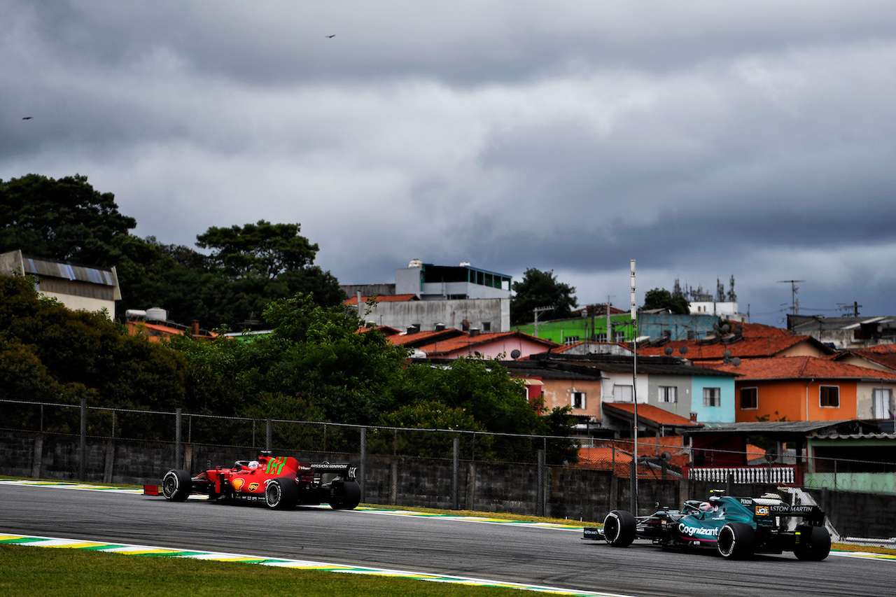 GP SAN PAOLO, Charles Leclerc (MON) Ferrari SF-21 davanti a Sebastian Vettel (GER) Aston Martin F1 Team AMR21.
12.11.2021. Formula 1 World Championship, Rd 19, Brazilian Grand Prix, Sao Paulo, Brazil, Qualifiche Day.
- www.xpbimages.com, EMail: requests@xpbimages.com © Copyright: Carezzevoli / XPB Images